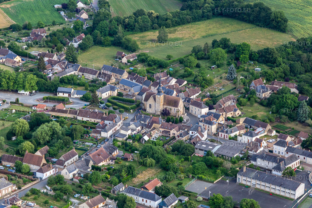 Vue aérienne: Église Saint-Michel à Saint-Michel-de-Chavaignes dans le département Sarthe, France – .Photo: IMG_132453.jpg prise le 14/06/2022 par Werner Riehm/FLY-FOTO.eu – Résolution de l'original: 5472 x 3648 px
