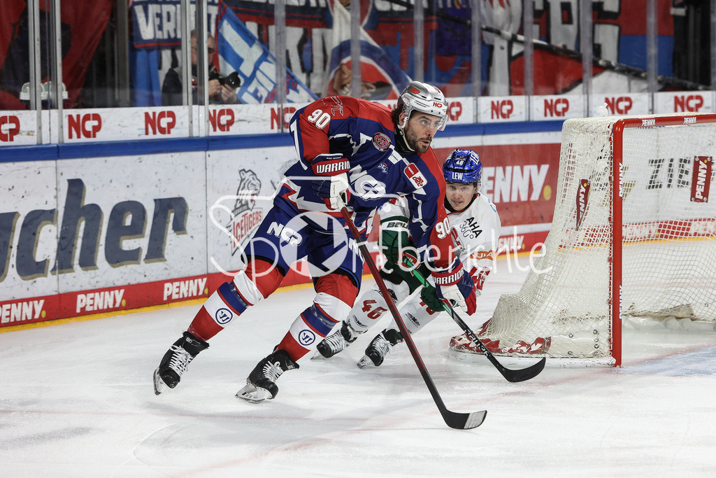 Nürnberg Ice Tigers - Augsburger Panther | wird von Moritz ELIAS (AEV #46) verfolgt - Constantin BRAUN (NIT #90) / Zweikampf / Duell