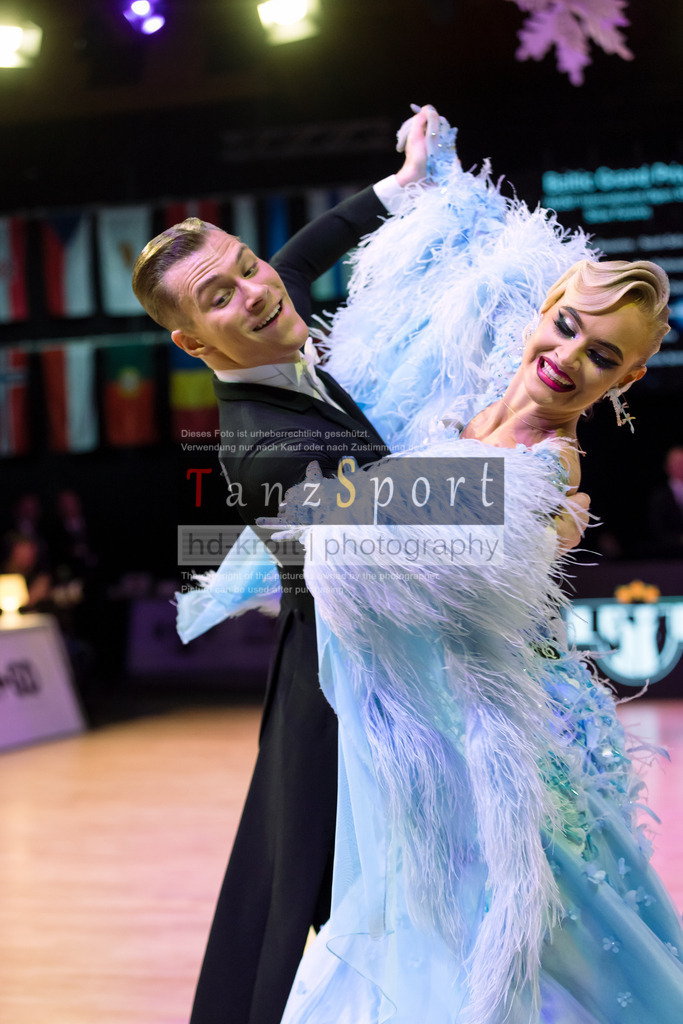 20241215_WDSF_Int_Open_Std-Riga-9861 | Tanzsportbilder, Standardtanz, Lateintanz, WDSF, DTV, LTVB, dancecomp, goc, hessen tanzt, blaues band der spree, walzer, tango, wiener walzer, slowfox, quickstepp, samba, rumba, cha-cha-cha, paso doble. jive, hd-kroft photography, turniertanzsport