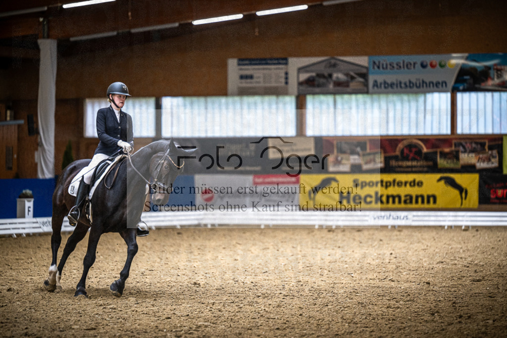 DOS_3170 | Entdecke hochwertige Reitturnierfotos von Foto Oger. Professionell, emotional und authentisch – jetzt Lieblingsmomente im Shop bestellen.Deutschlandweite Turnierfotografie. - Realisiert mit Pictrs.com