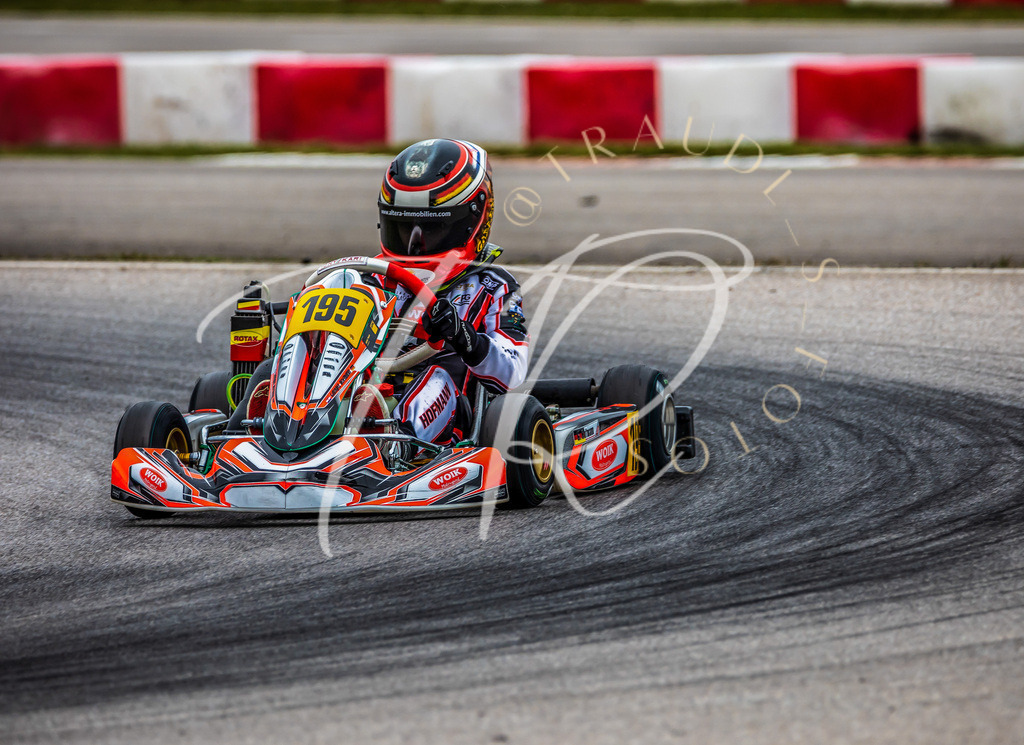 0b77389145674455a19a11bd2084609c | traudl_s_fotos