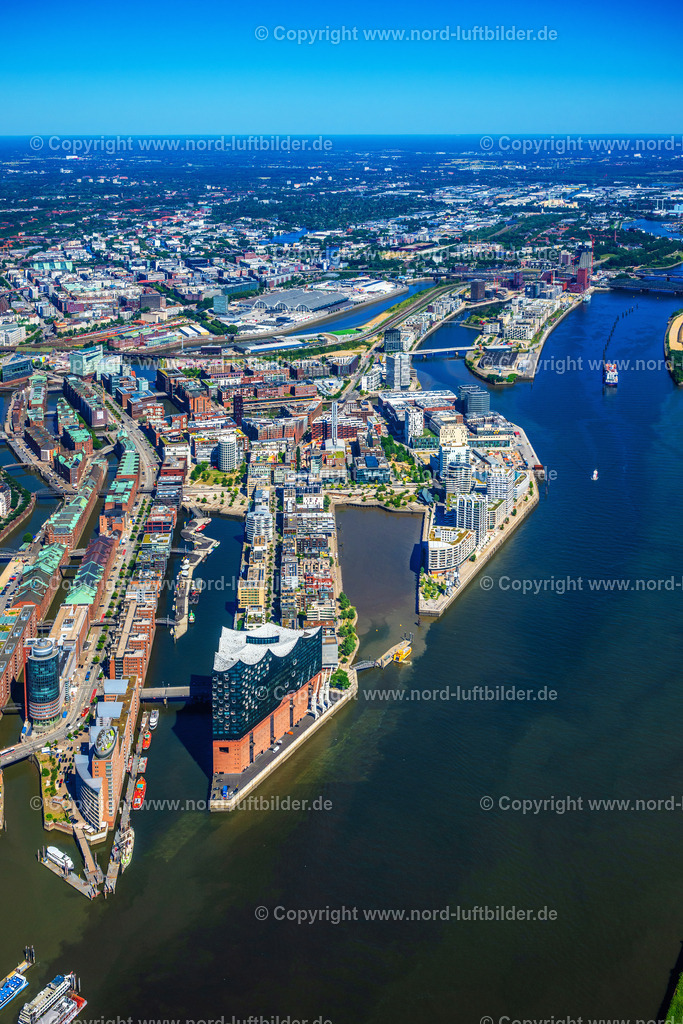 Hamburg_Elbphilharmonie_Hafencity_ELS_8596010725 | HAMBURG 01.07.2025 Elbphilharmonie am Ufer der Elbe in Hamburg. Das Konzerthaus- Gebäude im Stadtteil Hamburg-HafenCity befindet sich am Ufer der Elbe der Hansestadt. Weiterführende Informationen bei: BGT Bischoff Glastechnik AG,  Drees & Sommer SE,  Herzog & de Meuron,  IBB GmbH - Ingenieurbüro für Brandschutz von Bauarten,  Ingenieurbüro Dr. Siebert Büro für Bauwesen,  Quantum Immobilien AG,  ReGe Hamburg Projekt-Realisierungsgesellschaft mbH. // The Elbe Philharmonic Hall on the river bank of the Elbe in Hamburg. Further information at: BGT Bischoff Glastechnik AG,  Drees & Sommer SE,  Herzog & de Meuron,  IBB GmbH - Ingenieurbuero fuer Brandschutz von Bauarten,  Ingenieurbuero Dr. Siebert Buero fuer Bauwesen,  Quantum Immobilien AG,  ReGe Hamburg Projekt-Realisierungsgesellschaft mbH. Foto: Martin Elsen