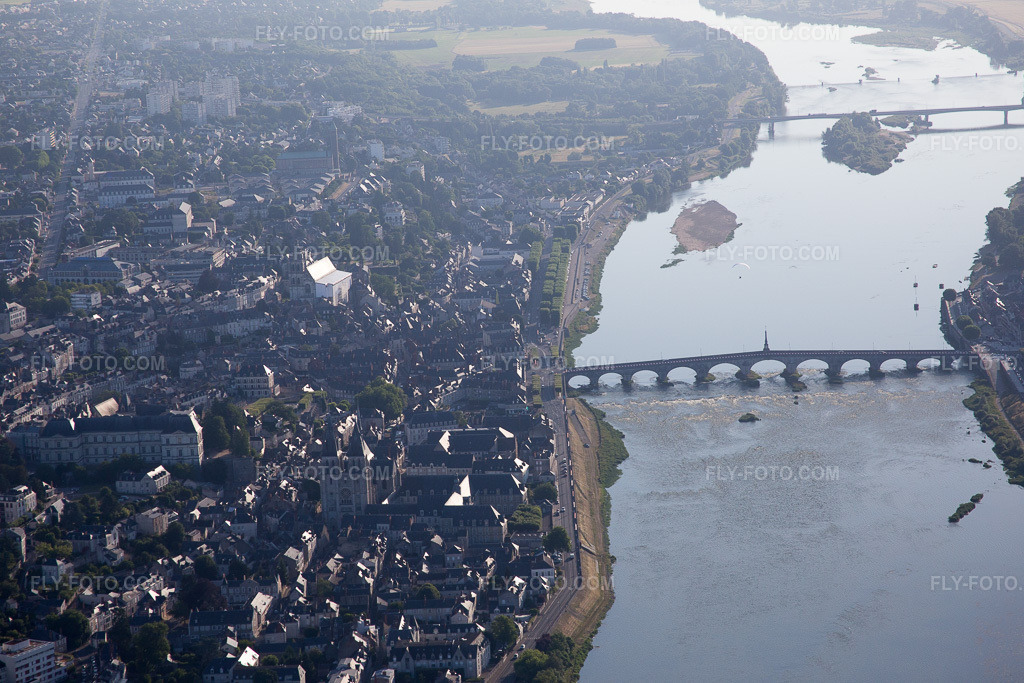 Aerial view: View of the town in the district St-Georges Grouets in Blois in the state Loir et Cher, France. – Photo: IMG_082032.jpg taken on 06/20/2015 by Werner Riehm/FLY-FOTO.com – Resolution of the original: 5472 x 3648 px