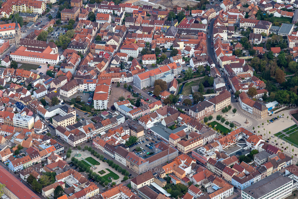Luftbild: Kreisverwaltung zwischen Luitpoldplatz und Nardiniplatz in Germersheim im Bundesland Rheinland-Pfalz in Deutschland. Foto: IMG_122699.jpg vom 11.09.2020 durch Werner Riehm/FLY-FOTO.de