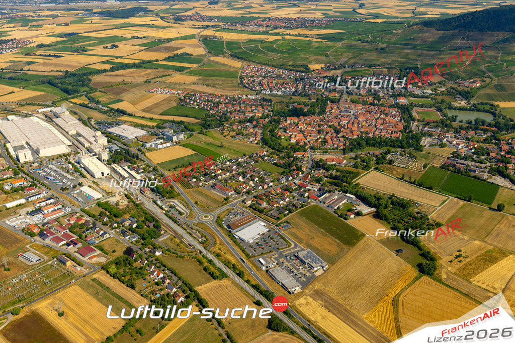 Das Luftbild zeigt :  Iphofen - Die Luftaufnahme wurde 2023 vom UL-Flugzeug aus erstellt ( keine Drohne ) - Hochauflösende Luftaufnahme - Für grossformatige Ausdrucke geeignet. Die Geschenkidee !Mit Lizenz und Bildrechte bestellbar