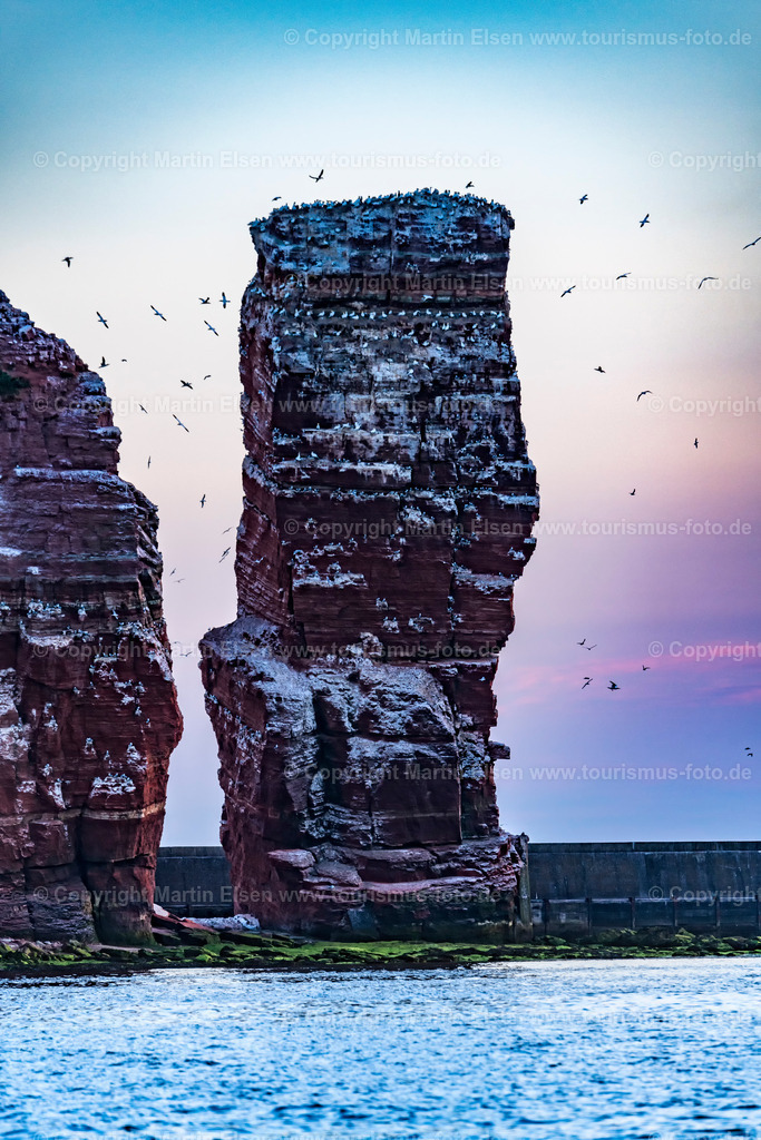 Helgoland Lange Anna_ELS_3718030818 | Helgoland - Aufnahmedatum: 03.08.2018, Aufnahmehöhe:  m, Koordinaten:  - , Bildgröße: 5504 x  8256 Pixel - Copyright 2018 by Martin Elsen, Kontakt: Tel.: +49 157 74581206, E-Mail: info@schoenes-foto.deSchlagwörter:Schleswig-Holstein,Landkreis Pinneberg,Düne,Hochseeinsel,Börteboote,Meer,Küste,Halunder,Oberland,Unterland,Strand,Seehunde,Robben,Lange Anna,Felsen,Roter Felsen,Luftbild,Luftbilder,Bastölpel - Realisiert mit Pictrs.com