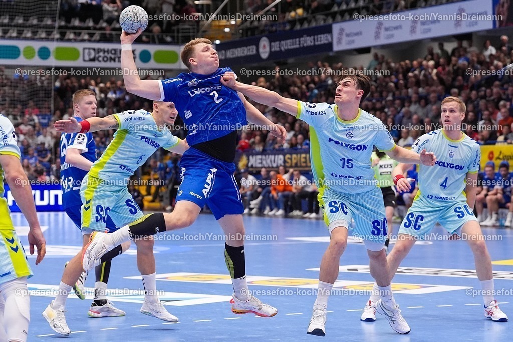 xYDRx05112501064 | 05.11.2025, xydrx, Handball, Achtelfinale DHB Pokal, TBV Lemgo Lippe - VfL Gummersbach, PHOENIX Contact-Arena: Lukas Hutecek (TBV Lemgo Lippe #2) im Zweikampf gegen Miro Schluroff (VfL Gummersbach #15)