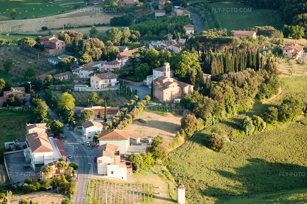 Aerial view: View of the town in Gioiella in the state Umbria, Italy. – Photo: IMG_28347.jpg taken on 06/02/2010 by Werner Riehm/FLY-FOTO.com – Resolution of the original: 4363 x 2909 px
