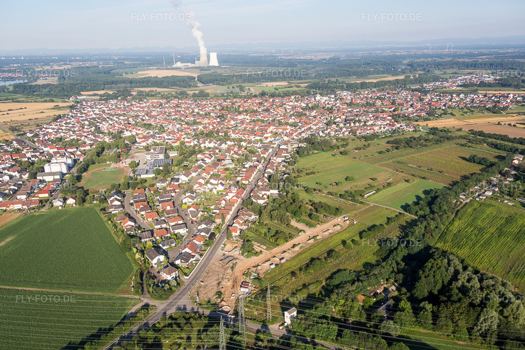 Luftbild: Ortsansicht der Straßen und Häuser der Wohngebiete im Ortsteil Oberhausen in Oberhausen-Rheinhausen im Bundesland Baden-Württemberg in Deutschland. Foto: IMG_092422.jpg vom 01.08.2016 durch Werner Riehm/FLY-FOTO.de