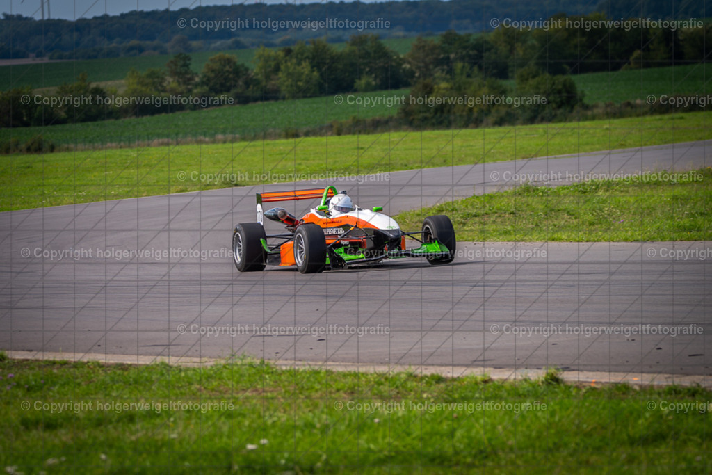 Dallara F300 | Foto vom 3. Classic Motor Weekend 18. - 20. August 2023 auf dem Flugplatz in Obermehler - Realisiert mit Pictrs.com