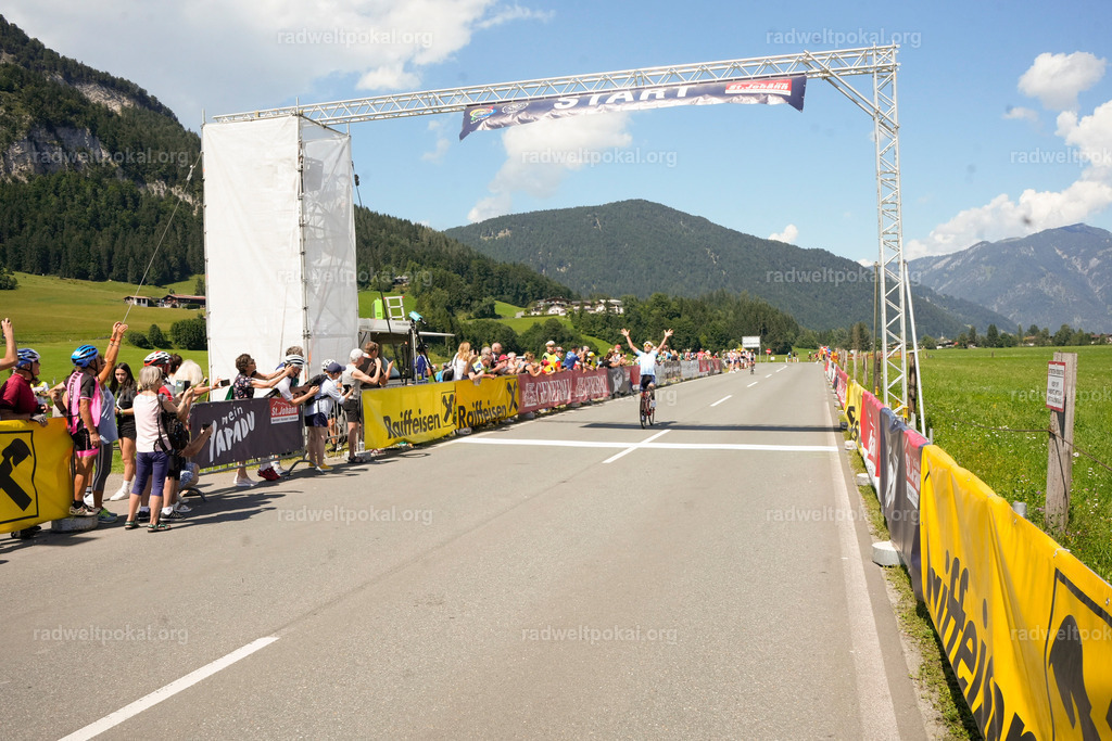 689_20230817_Bewerb_Maenner_Muehlanger | AUT - OESTERREICH, 2023-08-16: SPORT RENNRAD-FAHREN - 55. INTERNATIONALER RADWELTPOKAL IN ST. JOHANN IN TIROL  - Vintage-Radrennen mit WM-Bronze-Medaillen-Siegerin Christina Schweinberger, den Teilnehmer und Alexander Baumann (vom Orginastions-Team) - TAG 2 BEWERB MAENNER IN SECHS GRUPPEN  ; Foto: Roland Muehlanger