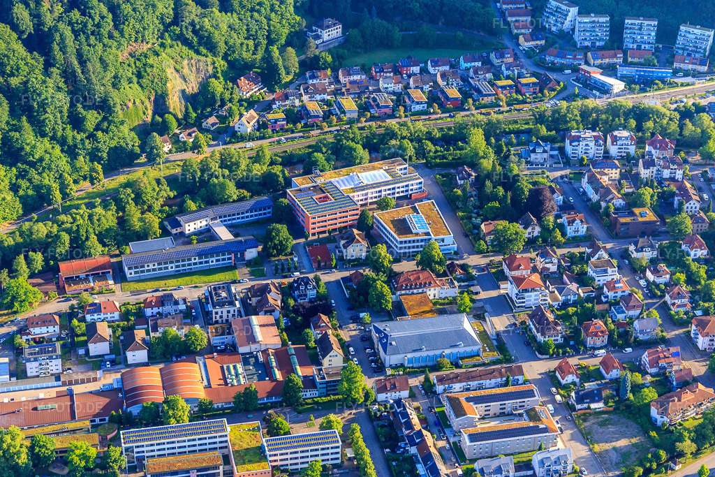 Luftbild: Geschwister-Scholl-Gymnasium, Berufliches Schulzentrum Waldkirch und SICK Ausbildung in Waldkirch im Bundesland Baden-Württemberg in Deutschland.Foto: IMG_147593.jpg vom 30.05.2025 durch Werner Riehm/FLY-FOTO.deAuflösung des Originals: 5472 x 3648 pxWWW.GSG-WALDKIRCH.DE