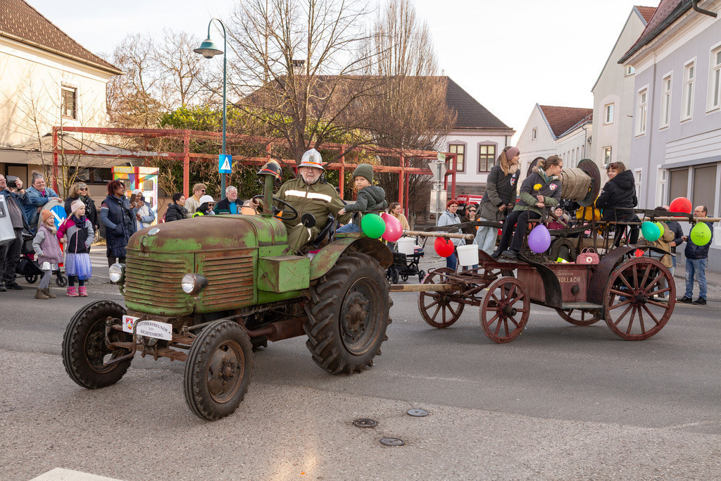 Umzug2025-185_9871 | Fotostrecke: FASCHINGSUMZUG 2025 in Loosdorf. 22 Masken(gruppen)-Teilnehmer: Loosdorfer Vereine, Wirtschaftstreibende, Gemeindeabordnungen sowie Kreditinstitute. rund 700 Besucher entlang der Hauptstrasse. Veranstaltungs-Sicherung durch Mannschaft der FF-Loosdorf mit schwerem Gerät. Maskenprämierung am EKZ-Platz durch Bgm. Thomas Vasku in den Kategorien: Bester Festwagen (Fa. gkonzept-Groissenberger; Beste Personengruppe-ASK-Loosdorf; Beste Einzelperson; Weiteste Anreise-FF Schollach;