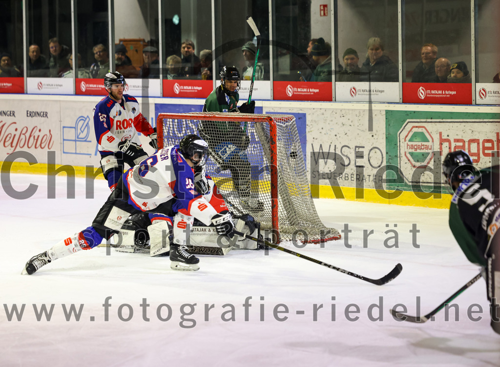 2023-01-22_107_Eishockey_TSV_Erding_gegen_ESC_Dorfen | Erding, Deutschland, 22.01.2023:
Eishockey, Bayernliga 2022 / 2023, 29. Spieltag, TSV Erding gegen ESC Dorfen, Endergebnis: 6:2

Florian Fischer (ESC Dorfen, #26), Torwart Maximilian Englbrecht (ESC Dorfen, #45), Florian Zimmermann (Erding Gladiators, #5)

Foto: Christian Riedel / fotografie-riedel.net