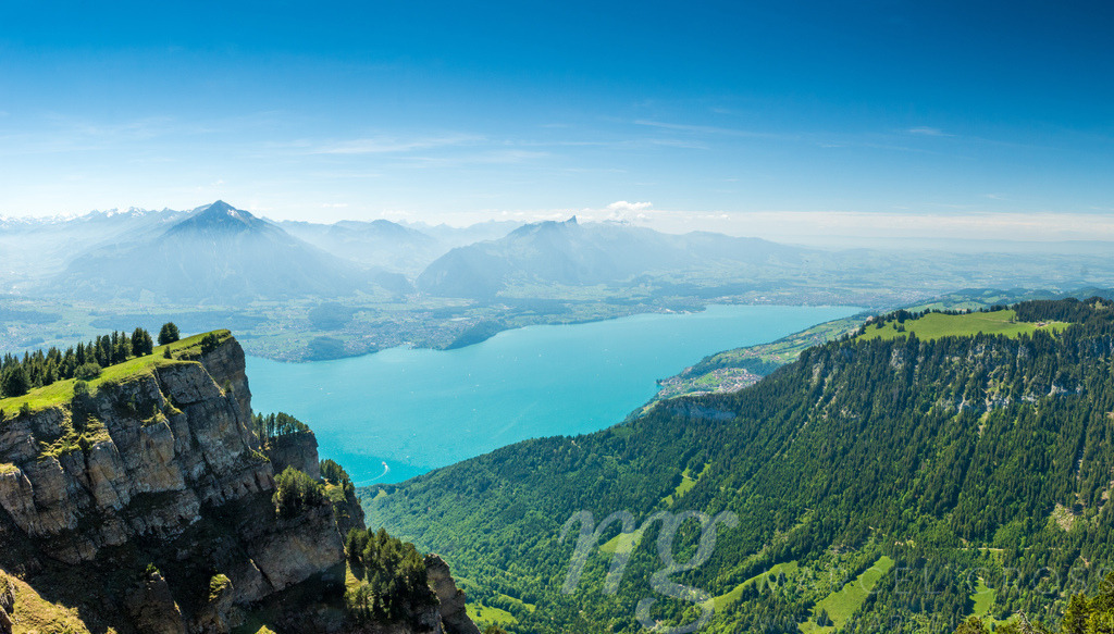Niederhorn, Niesen and Lake Thun on a beautiful summer day | Die ideale Geschenkidee für Naturliebhaber. Naturbilder von Marcel Gross Photography für ihr Zuhause in den verschiedensten Formaten und Materialien. - Realisiert mit Pictrs.com