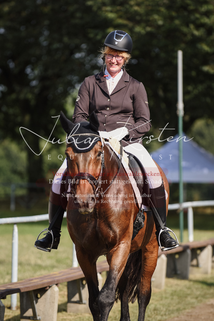 DSC_3100 | Pferde- und Turnierfotografie in Westsachsen. Pferdeportraits, Auftragszeichnungen und intuitive Kunst.