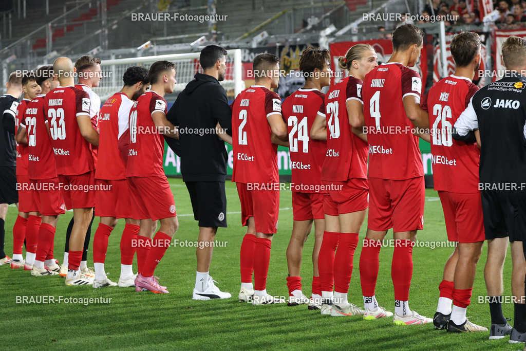 SV Wehen Wiesbaden - Rot-Weiss Essen | Wiesbaden, Deutschland, 22.08.2025Mannschaft (Rot-Weiss Essen) steht vor dem Fanblock während des drittliga Spiels zwischen SV Wehen Wiesbaden und Rot-Weiss Essen am 22.08.2025 in der BRITA-Arena in Wiesbaden. (Foto von Timo Bluhmki-Schmidt/Brauer Fotoagentur