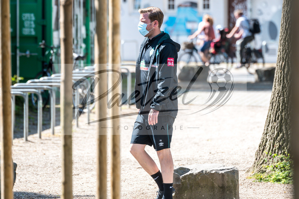 TRASVW20200521_0081 | Fussball, Herren: Trainer Florian Kohfeldt (SV Werder Bremen) schaut auf dem Weg zum Trainingsplatz am 21.05.2020 in Bremen, Deutschland. - Realisiert mit Pictrs.com