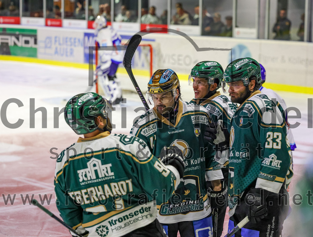 2025-09-26_042_TSV_Erding_gegen_SC_Riessersee | Erding, Deutschland, 26.09.2025:Eishockey, Oberliga Süd 2025 / 2026, 3. Spieltag, TSV Erding gegen SC Riessersee, Endergebnis: 3:5Markus Eberhardt (Erding Gladiators, #94), Marco Pfleger (Erding Gladiators, #47), Marc Schmidpeter (Erding Gladiators, #33)Foto: Christian Riedel / fotografie-riedel.net