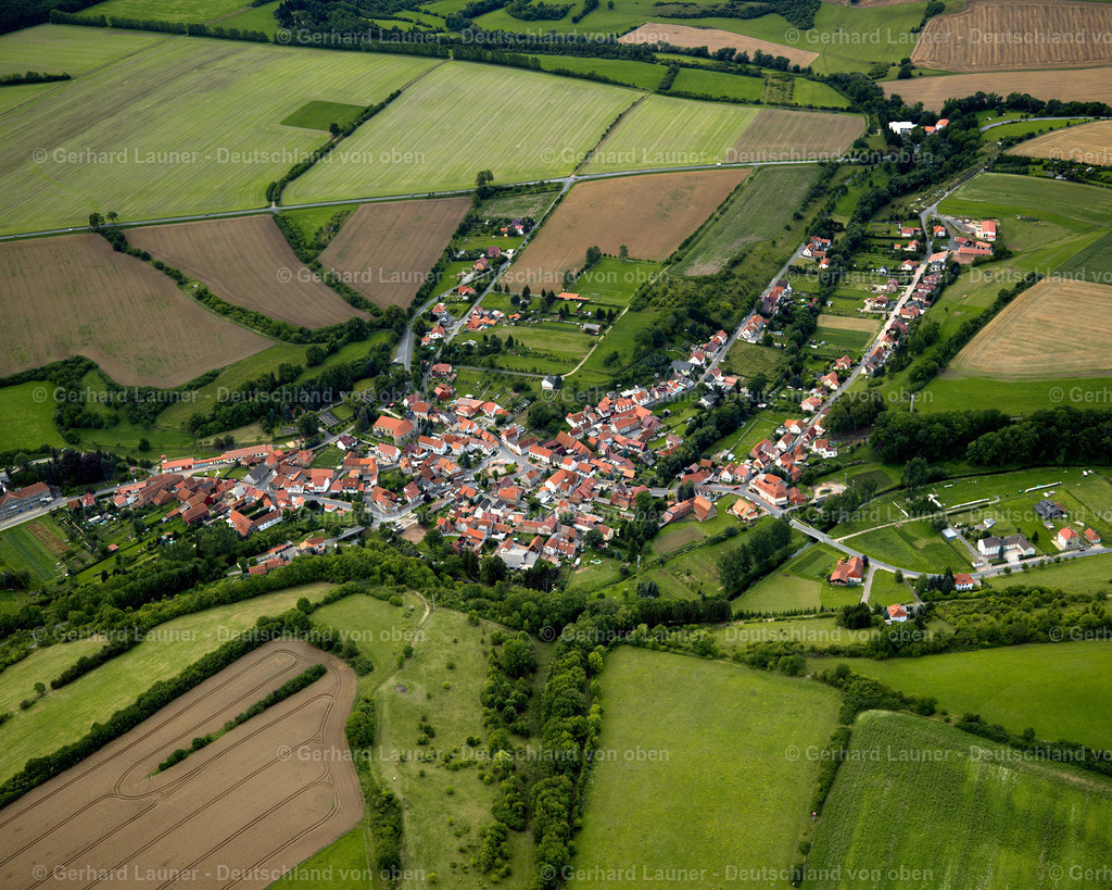 2693223 | HELMSDORF 19.08.2006 Landwirtschaftliche Nutzflächen und Feldgrenzen  umsäumen das Siedlungsgebiet des Dorfes in Helmsdorf im Bundesland Thüringen, Deutschland // Agricultural land and field boundaries surround the settlement area of the village  in Helmsdorf in the state Thuringia, Germany Foto: Gerhard Launer