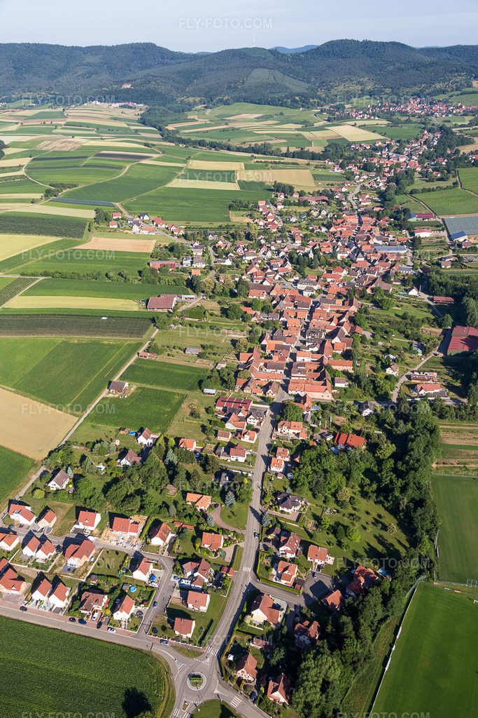 Aerial view: Agricultural fields and arable land in Steinseltz in the state Bas-Rhin, France. – Photo: IMG_082993.jpg taken on 06/26/2015 by Werner Riehm/FLY-FOTO.com – Resolution of the original: 3648 x 5472 px
