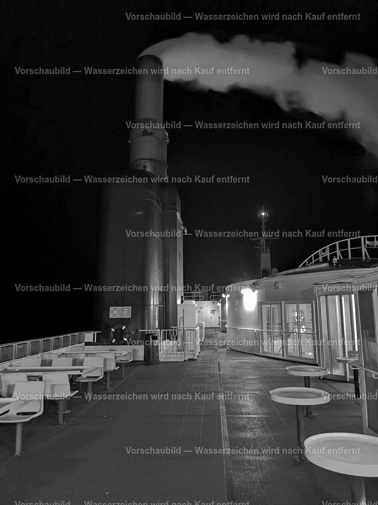 Dampferfahrt-bei-Nacht | online Fotogalerie mit schwarz-weiß Fotografien und Shop für zeitlose  Poster und Leinwände in stilvollem schwarz weiß  - Realisiert mit Pictrs.com