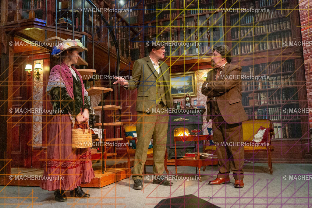 108_MFL-2025 | Portraitbilder von Regisseur; Darsteller; Techniker; Maske; Kostüme; Chor; Musiker; Bilderserie der Generalprobe und der Premierenvorstellung, Szenenbilder; Ausdrucksstudien; Bühnenüberblick; Bühnenkulissen; Pressefotos inkl. Redaktionsfoto Darstellergruppe.