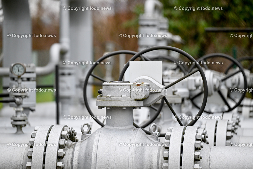 Gasknotenpunkt_ 13.12.2024-4 | 13.12.2024, Linz, AUT, Gasknotenpunkt Linz AG, Themenbild, im Bild Erdgasanlage, Gasknotenpunkt, Gas, Energie, Erdgas, Gasleitung, Knoten, Transport, Kuehlung, Gaskuehler, Gasverdichter, Verdichter, Leitung, Rohre, Ventile, Energiequellen, Wirtschaft und Finanzen, Branchen, Oel- und Gasversorgung