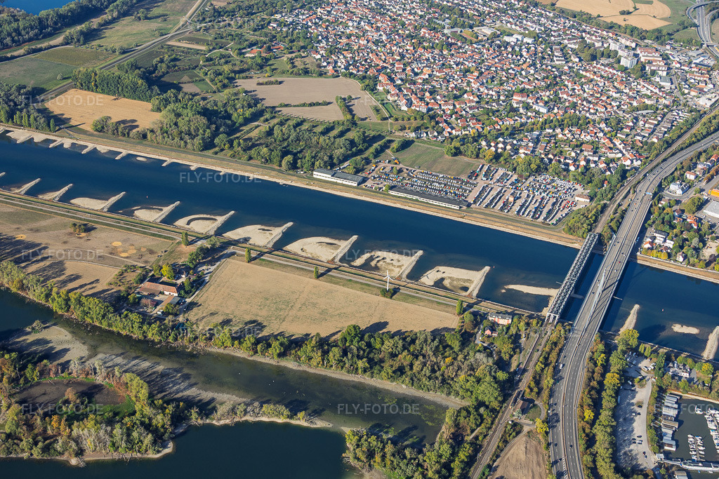 Luftbild: Rheinbrücken Maxau für die B10 und die Regionalbahn bei Niedrigwasser im Ortsteil Knielingen in Karlsruhe im Bundesland Baden-Württemberg in Deutschland. – Foto: IMG_159521.jpg vom 27.09.2026 durch Werner Riehm/FLY-FOTO.de – Auflösung des Originals: 6000 x 4000 px