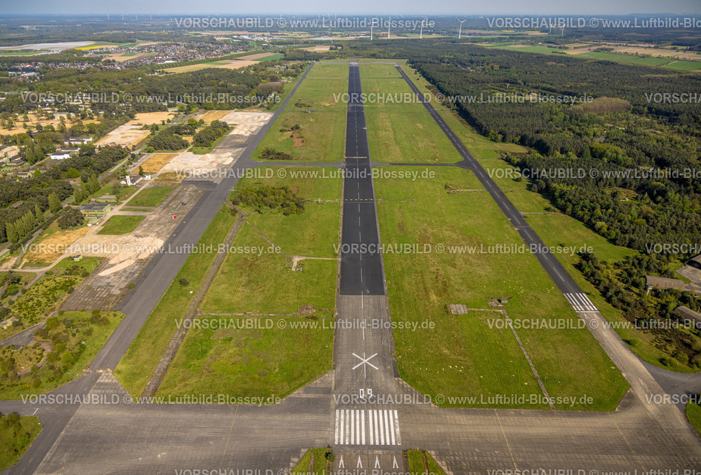 Niederkruechten240403257ehemaligerRAF-FlughafenBrueggen | Luftbild, ehemaliger Militärflughafen in Niederkrüchten-Elmpt,
Flugplatz an der deutsch-niederländischen Grenze, Elmpter Wald Waldgebiet, Kauf von Verdion Projektentwickler und Logistikspezialist, Elmpt, Niederkrüchten, Rheinland, Nordrhein-Westfalen, Deutschland