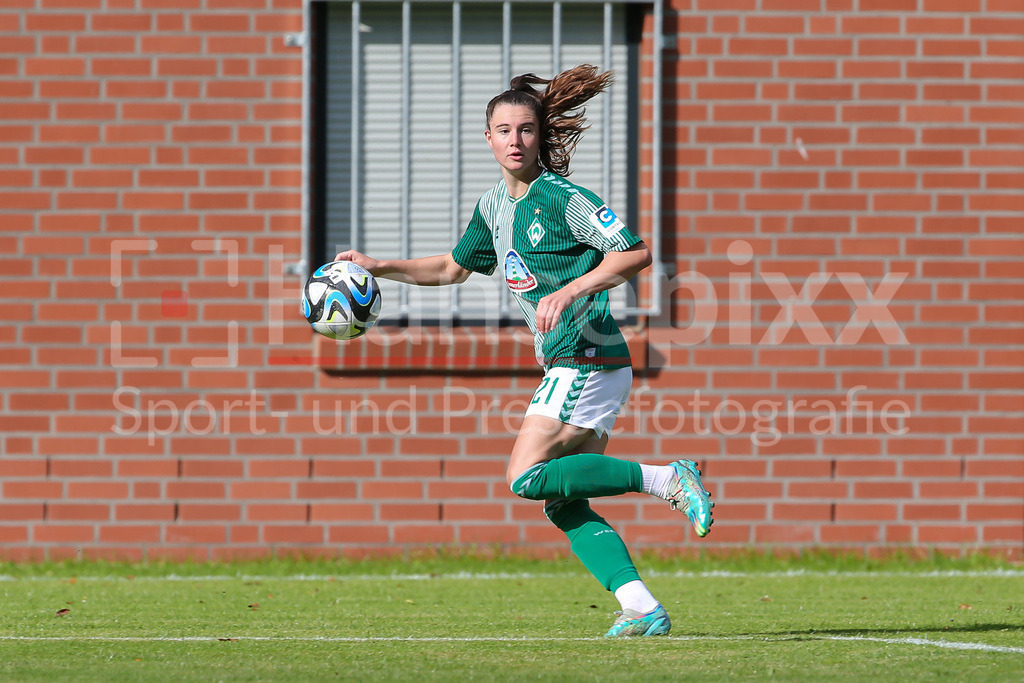 Fussball, Testspiel Frauen, Hamburger SV - SV Werder Bremen | v.li.: Chiara Hahn (SV Werder Bremen, 21) Freisteller, Einzelbild, Ganzkörper, Aktion, Action, Spielszene