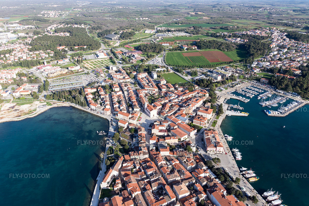 Aerial view: View of the town in Poreč in the state Gespanschaft Istrien, Croatia. – Photo: IMG_106056.jpg taken on 04/13/2018 by Werner Riehm/FLY-FOTO.com – Resolution of the original: 5472 x 3648 px