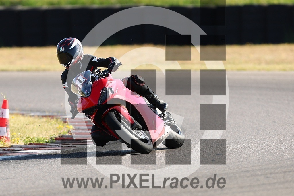0011-20260502_00151 | Schöne Erinnerungen an spannende Momente - das festzuhalten ist unser Job. PIXELrace.de ist seit 2003 auf den Rennstrecken Europas unterwegs um die Action draußen beim Fahren und die wunderbare Stimmung imm Fahrerlager für euch einzufangen.