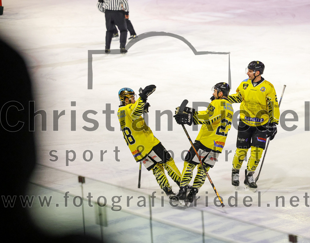 2025-12-28_113_TSV_Erding_gegen_onesto_Tigers_Bayreuth | Erding, Deutschland, 28.12.2025:Eishockey, Oberliga Süd 2025 / 2026, 31. Spieltag, TSV Erding gegen onesto Tigers Bayreuth, Endergebnis: 6:5 n.V.Kyle Bollers (onesto Tigers Bayreuth, #88), Aiden Brown (onesto Tigers Bayreuth, #23), Adam Schusser (onesto Tigers Bayreuth, #20)Foto: Christian Riedel / fotografie-riedel.net