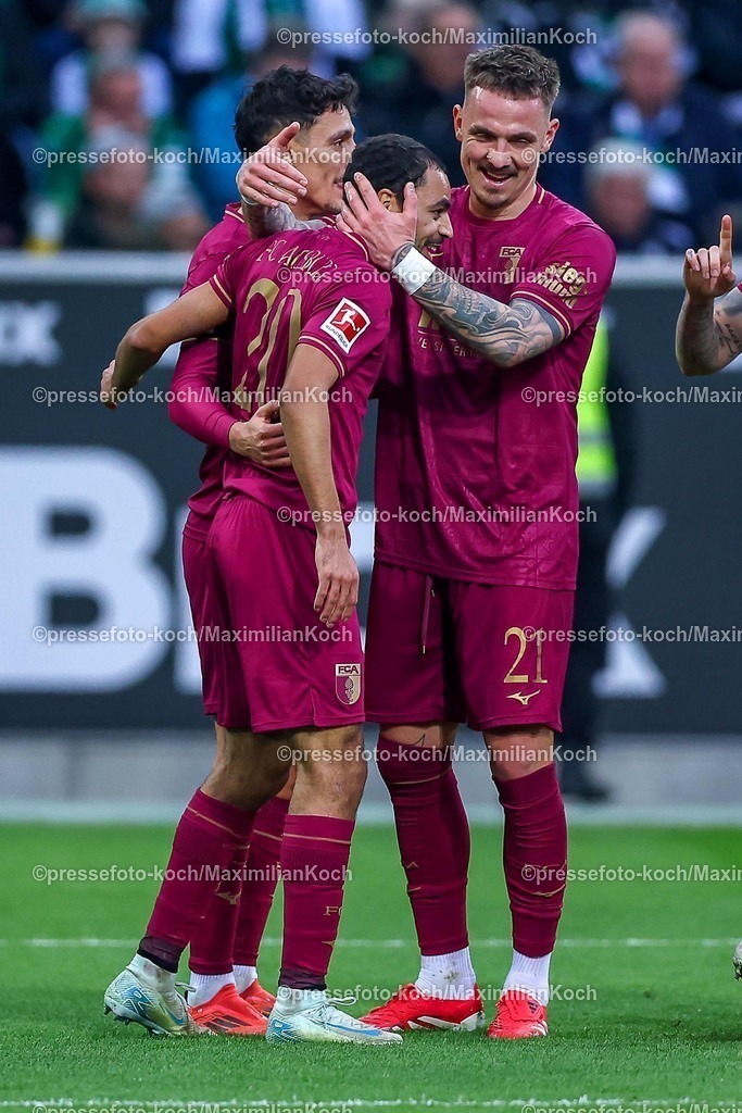 BMG21022502173 | 22.02.2025, Fußball, Borussia Mönchengladbach - FC Augsburg, 1. Fußball Bundesliga, Borussia-Park, Saison 2024 2025: Torjubel nach dem 3:0 durch Alexis Claude-Maurice (FC Augsburg #20).  Phillip Tietz (FC Augsburg #21)DFB regulations prohibit any use of photographs as image sequences and or quasi-video.
