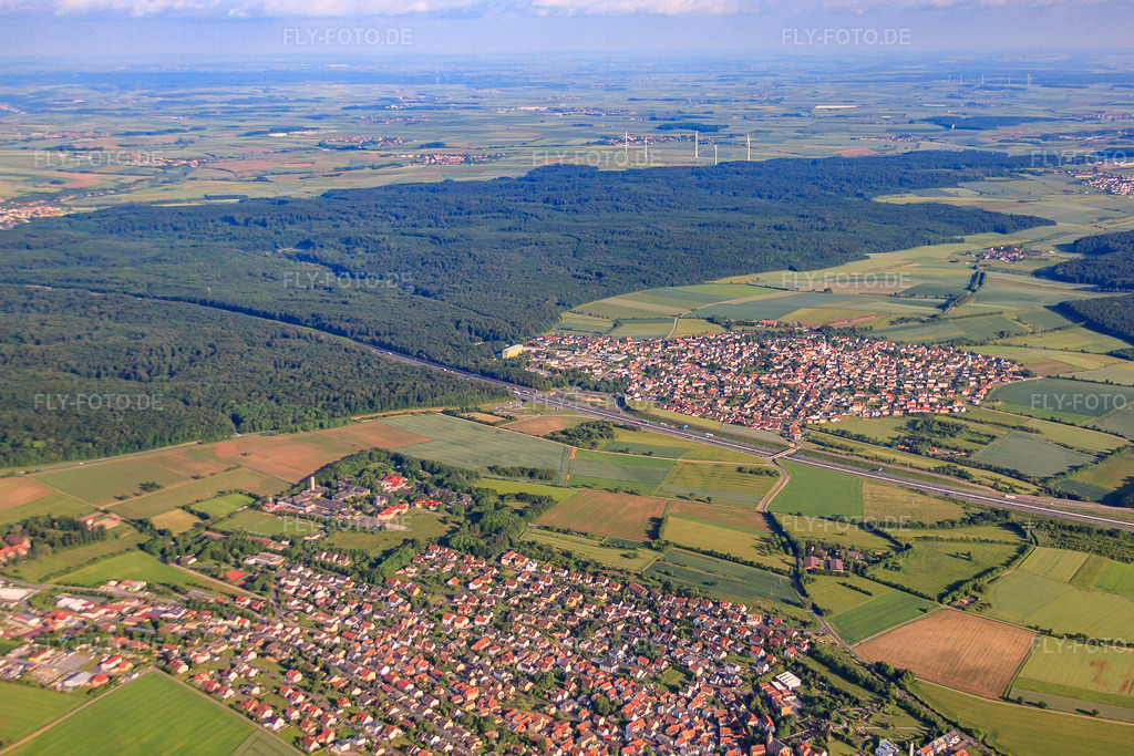 Luftbild: Ortsansicht von Nordwesten (Hinter der A3 Kist) in Eisingen im Bundesland Bayern in Deutschland. Foto: IMG_66230.jpg vom 30.05.2014 durch Werner Riehm/FLY-FOTO.de – Auflösung des Originals: 4752 x 3168 px