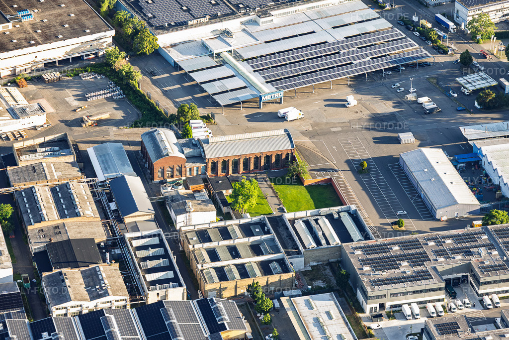 Luftbild: Alte Schildkrötfabrik und METRO Mannheim von Südosten im Ortsteil Neckarau in Mannheim im Bundesland Baden-Württemberg in Deutschland. – Foto: IMG_157142.jpg vom 18.06.2026 durch Werner Riehm/FLY-FOTO.de – Auflösung des Originals: 5435 x 3623 px – AlteSchildkrötfabrik – WWW.METRO.DE