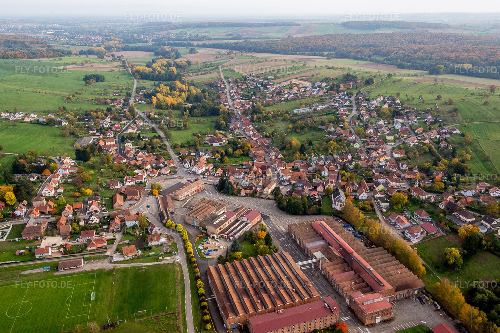 Luftbild: Ortsansicht von Westen in Zinswiller im Bundesland Bas-Rhin in Frankreich. – Foto: IMG_084791.jpg vom 24.10.2015 durch Werner Riehm/FLY-FOTO.de – Auflösung des Originals: 5472 x 3648 px