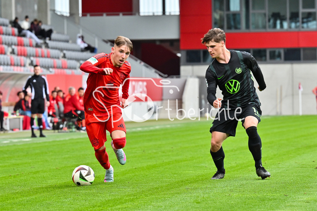 FC Bayern München U19 - VfL Wolfsburg U19 | im Duell Lennart KARL (FCB #7) und Leonard KOEHLER (VfL Wolfsburg U19 14) / Zweikampf / U19 DFB Nachwuchsliga Endrunde: FC Bayern Muenchen - VfL Wolfsburg, FC Bayern Campus am 26.04.2025