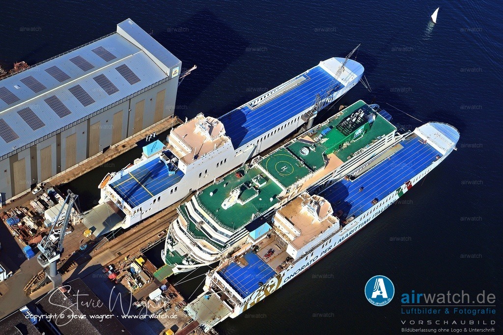 Luftbild, Flensburger Foerde, Flensburger Schiffbau Gesellschaft, FSG | Die W.B. Yeats hat eine Kapazität für bis zu 1.885 Passagiere und 1.220 PKW oder 150 Lkw. Sie verfügt über 435 Kabinen, darunter Suiten mit Balkon, und bietet verschiedene gastronomische Einrichtungen wie ein Selbstbedienungsrestaurant, ein À-la-carte-Restaurant, Bars und eine Kinderwelt. Zudem gibt es eine Premium-Club-Class-Lounge mit direktem Zugang zum Autodeck. Die Fähre wurde 2019 als „Ferry of the Year“ ausgezeichnet und erhielt 2019 den ShipPax Ferry Concept Award.