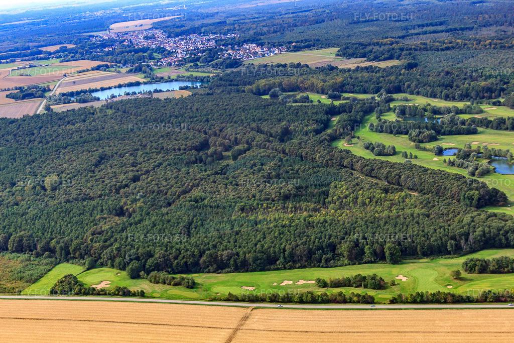 Vue aérienne: Greens et étangs du club de golf de Baden-Baden Soufflenheim à Soufflenheim dans le département Bas Rhin, France – .Photo: IMG_53487.jpg prise le 30/09/2012 par Werner Riehm/FLY-FOTO.eu – Résolution de l'original: 4752 x 3168 px