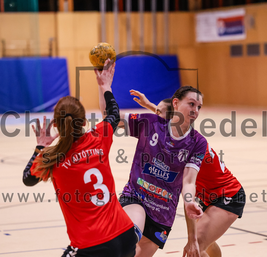 2025-01-18_039_SpVgg_Altenerding_gegen_TV_Altoetting | Erding, Deutschland, 18.01.2025:Handball, Bezirksoberliga Frauen Altbayern 2024 / 2024, 11. Spieltag, SpVgg Altenerding gegen TV Altötting, Endergebnis: 19:24Anna-Maria Niedermaier (TV Altötting, #3), Julia Kranich (SpVgg Altenerding, #9)Foto: Christian Riedel / fotografie-riedel.net