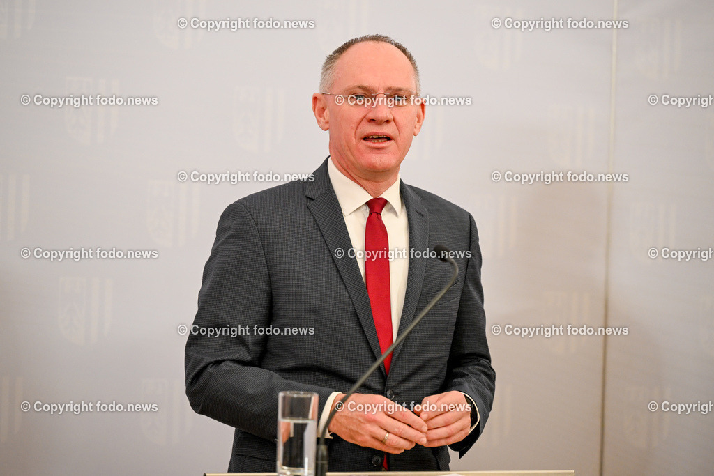 Pressekonferenz Land Ooe_ BM Karner_ LH  Stelzer_ 30.01.2024-11 | 30.01.2024, Linz, AUT, Pressekonferenz Land Ooe, BM Karner, LH Stelzer, Personaloffensive bei der Polizei – Rueckblick und Ausblick im Bild BM Gerhard Karner (VP, Inneres)