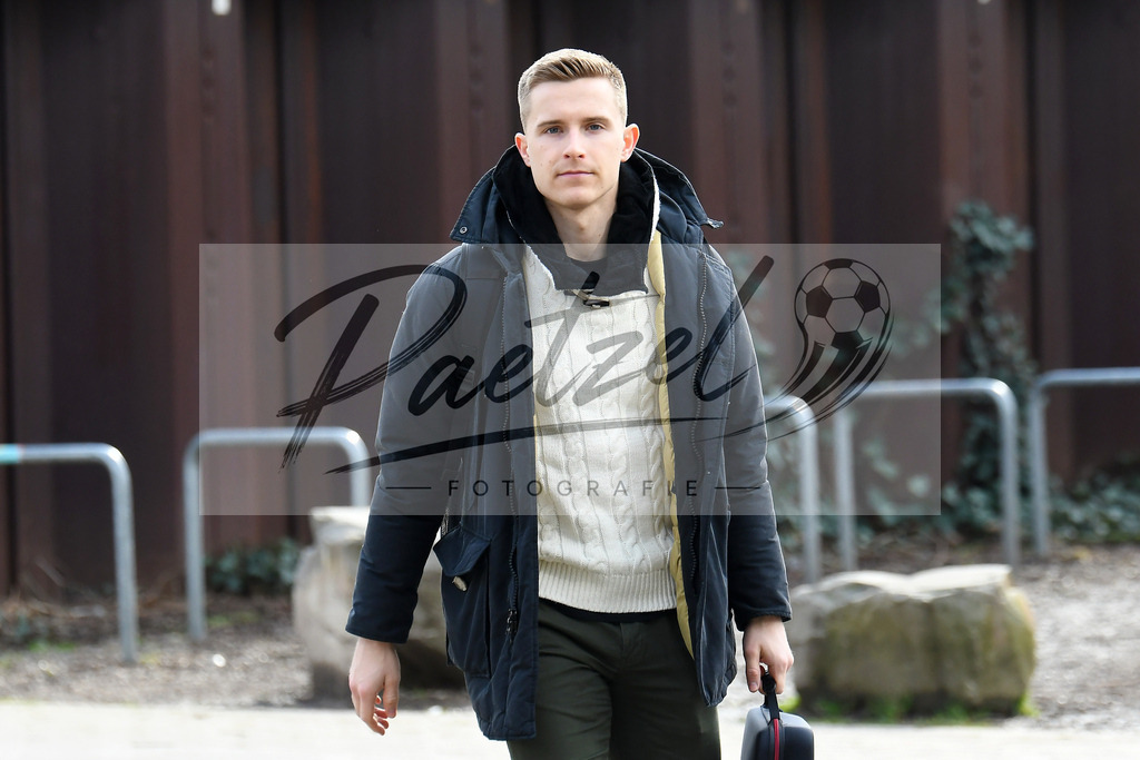 20200303_PKWBRE_0082 | Fussball, Herren: Johannes Eggestein (Werder Bremen) schaut auf dem Weg ins wohninvest Weserstadion am 03.03.2020 in Bremen, Deutschland. - Realisiert mit Pictrs.com