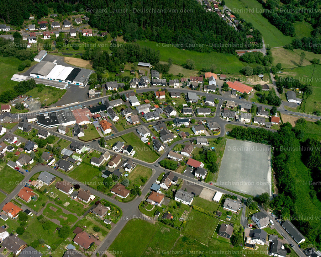 2611024 | MANDELN 09.06.2006 Wohngebiet einer Einfamilienhaus- Siedlung  in Mandeln im Bundesland Hessen, Deutschland // Single-family residential area of settlement  in Mandeln in the state Hesse, Germany Foto: Gerhard Launer