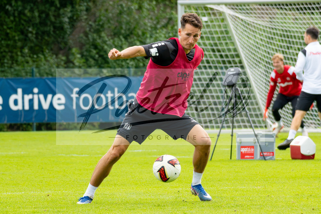 20260909_TRAOSN_0564 | Fußball, Herren: Leonhard Münst (VfL Osnabrück) in Aktion, am Ball, Einzelaktion beim Training des VfL Osnabrück am 09.09.2026 im Sportpark Illoshöhe in Osnabrück, Deutschland.(Foto von Nico Paetzel) - Realisiert mit Pictrs.com