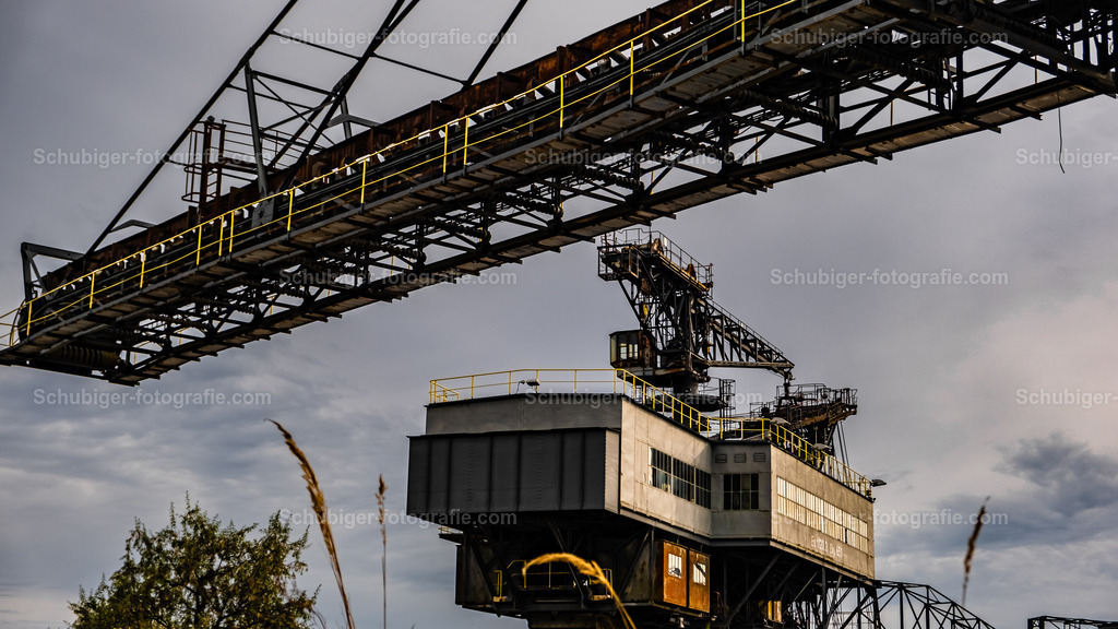 DSCF1988 | Ferropolis ist ein Industriemuseum und Veranstaltungsort in Gräfenhainichen östlich von Dessau-Roßlau auf einer Halbinsel im Gremminer See, dem ehemaligen Tagebau Golpa-Nord. Ferropolis ist Ankerpunkt der Europäischen Route der Industriekultur. Wikipedia - Realisiert mit Pictrs.com