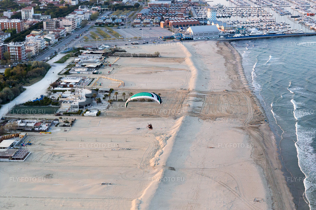 Vue aérienne: Vue de la ville à Marina di Ravenna dans le département Émilie-Romagne, Italie. Photo: IMG_098507.jpg prise le 05/04/2017 par Werner Riehm/FLY-FOTO.eu – Résolution de l'original: 5472 x 3648 px