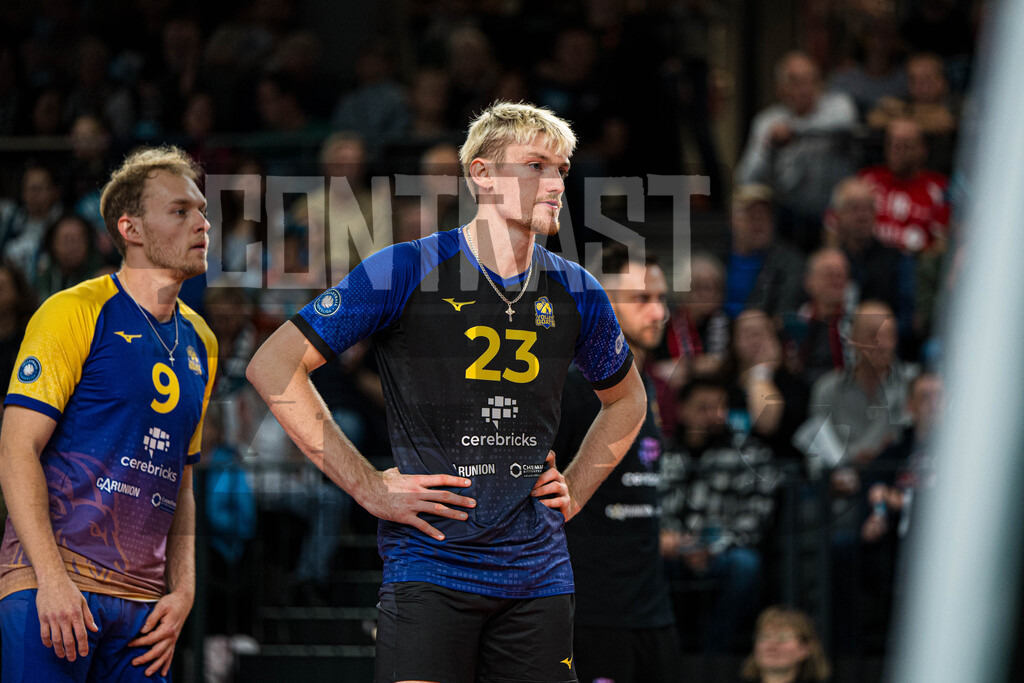 Volleyball I Herren I Saison 2025/2026 I Volleyball Bundesliga I 2. Spieltag I SVG Lüneburg - cerebricks Volley Goats Mitteldeutschland | Samuel James Schellenberg (23, cerebricks VOLLEY GOATS Mitteldeutschland) steht auf dem Feld - Realisiert mit Pictrs.com