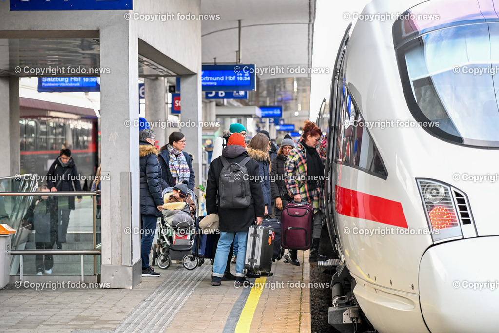 Hauptbahnhof Linz_ Bahnhofshalle_ Bahnsteig_ 26.12.2023-31 | 26.12.2023, Hauptbahnhof Linz, AUT, Bahnhofshalle und Bahnsteig, im Bild Bahnhofshalle, Bahnsteig, Zug, Fahrgaeste, Ticket, Ticketautomat, OEBB, Reisende, Gepaeck, Railjet, Westbahn, ICE, DB, Schild, Anzeigetafel, Linz